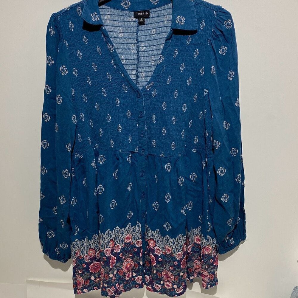 Torrid Blue Floral Medallion Smocked Button Front Peplum Tunic Top Size 0 Plus‎